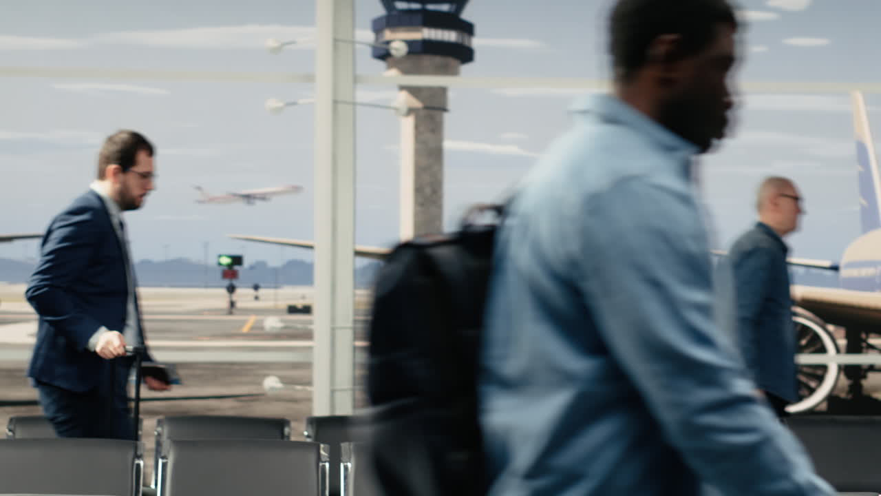 Navegando por pasillos de aeropuerto abarrotados, temporada de vacaciones internacionales y viajeros.
