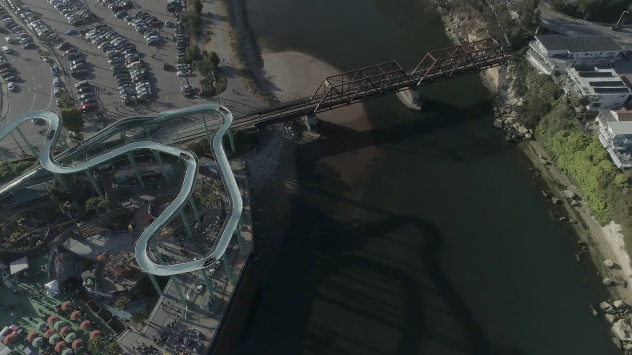 항공 - 해변 산책로 옆의 다리