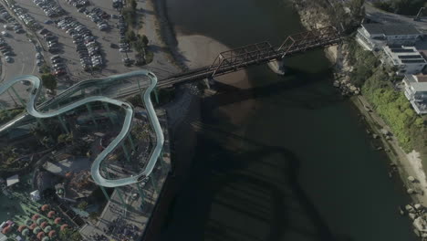 antena - puente junto al paseo marítimo de la playa