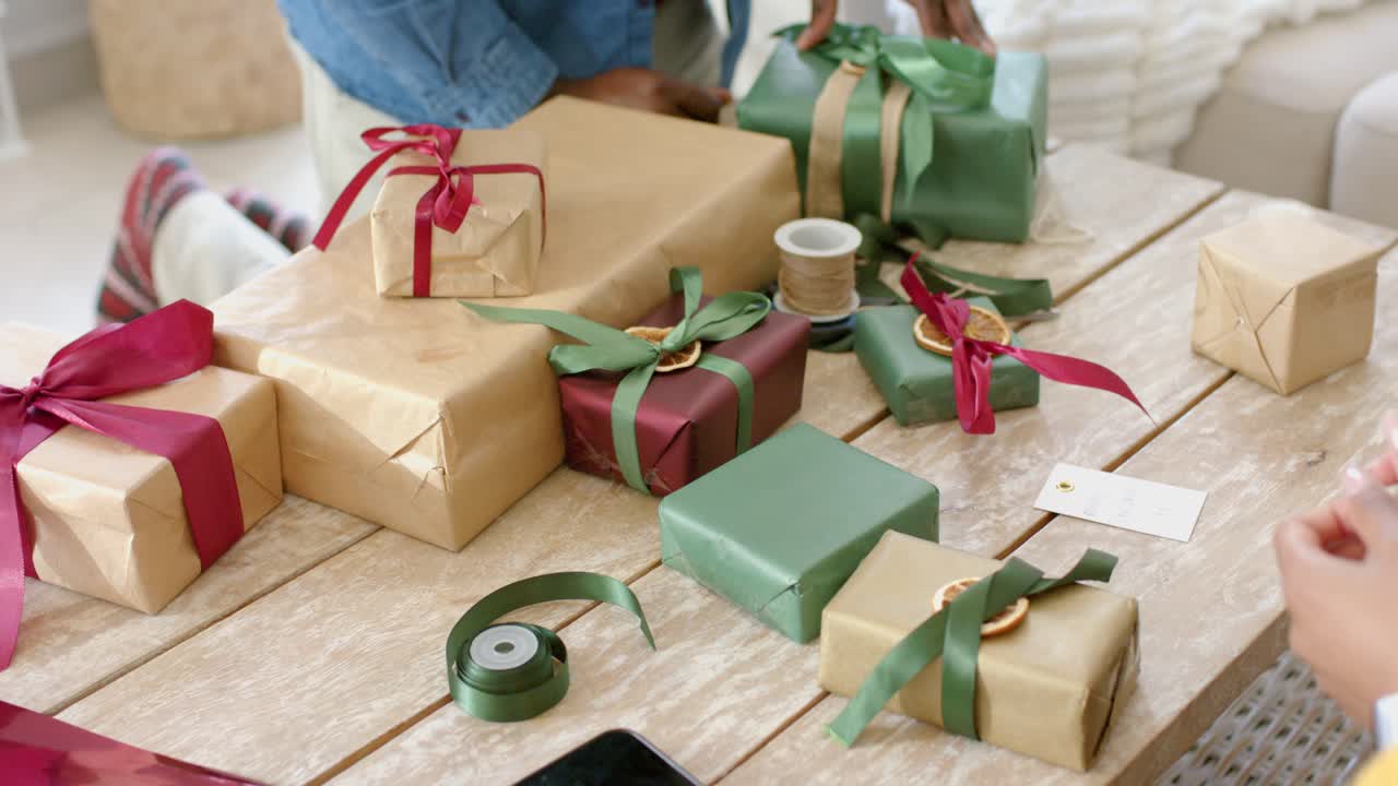 Individuazione di etichette vuote, coppia eterogenea che avvolge e sigilla scatole regalo a casa da regalare con il telefono