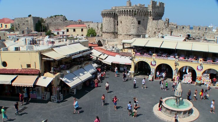 Una panoramica della piazza cittadina europea a Rodi, Grecia