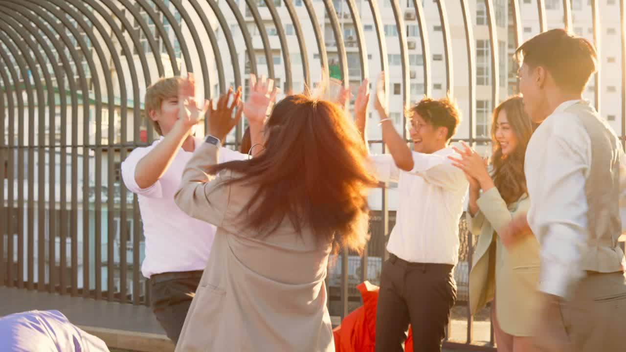 아시아 비즈니스 팀이 재정적 성공을 박수 치고 있습니다.