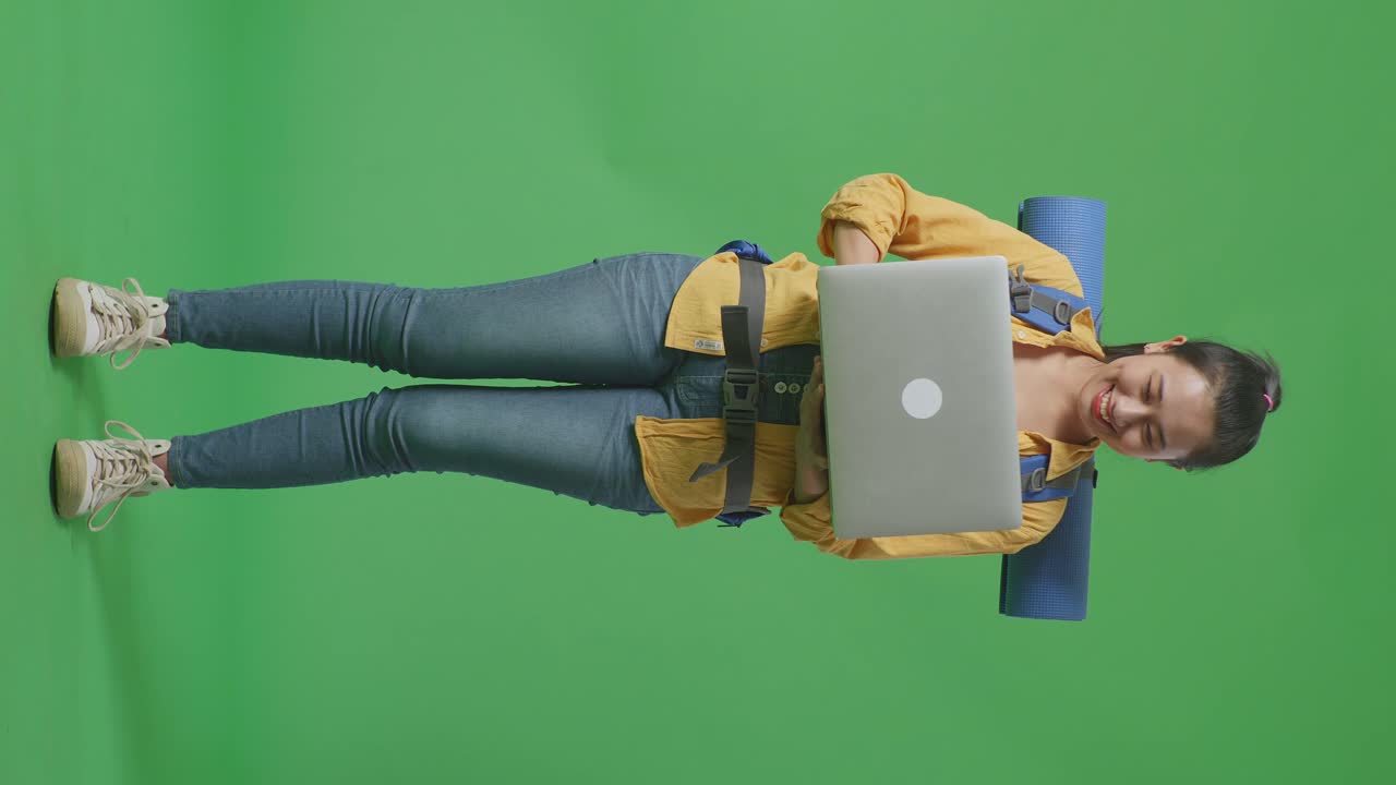 mujer con portátil y mochila