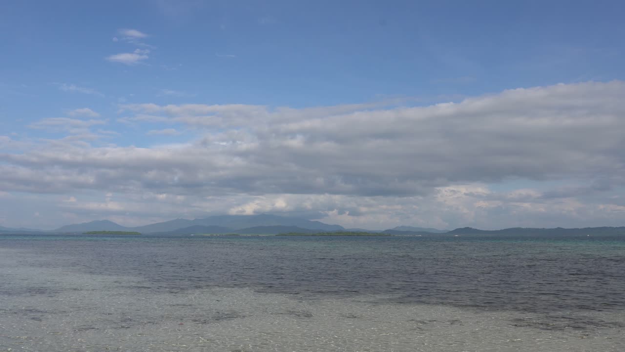 푸에르토 프린세사, 팔라완, 필리핀의 도스 팔마스 섬 리조트와 스파에서 잔잔한 바다와 푸른 하늘의 멋진 풍경