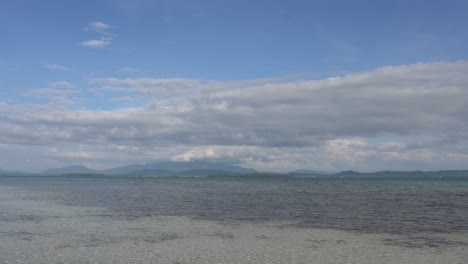 Impresionante-Paisaje-De-Mar-En-Calma-Y-Cielo-Azul-Desde-El-Resort-Y-Spa-De-La-Isla-Dos-Palmas-En-Puerto-Princesa,-Palawan,-Filipinas