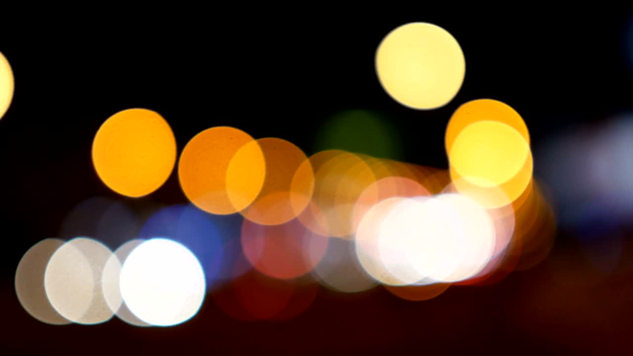 luces desenfocadas calle de los ángeles resumen. fondo borroso de la ciudad. círculos de bokeh en movimiento del tráfico nocturno.