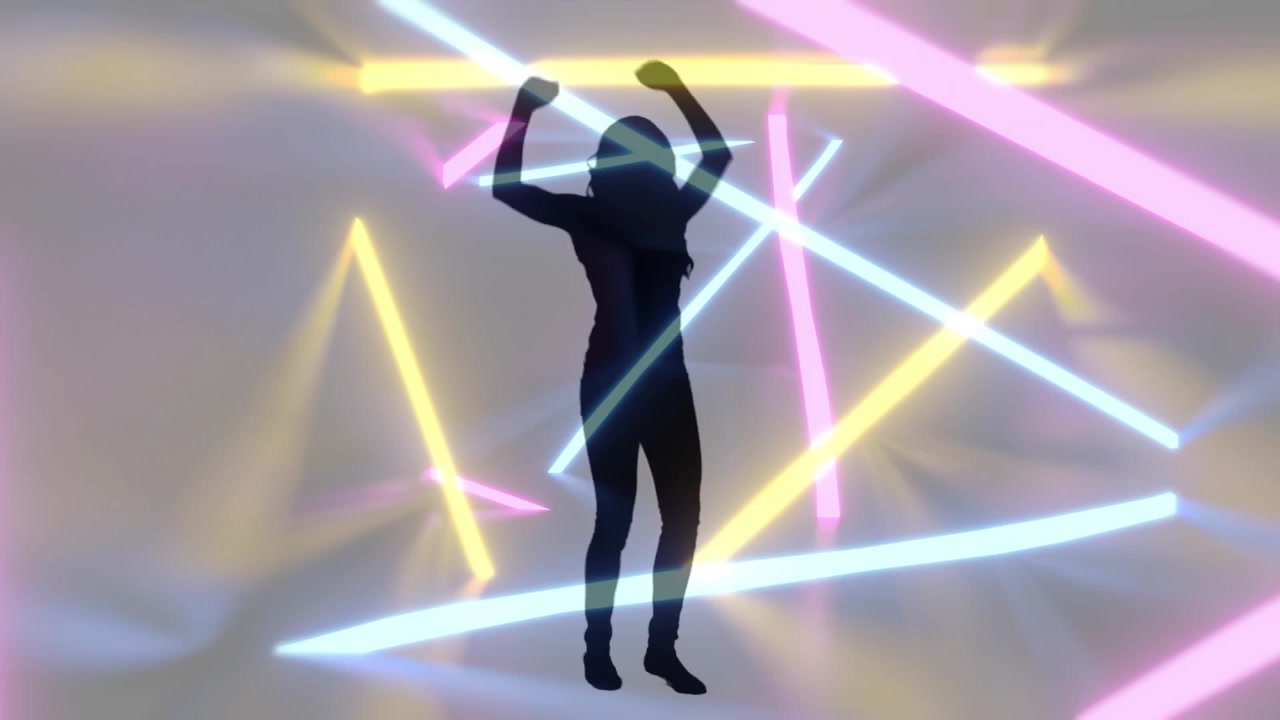 Silhouette di una donna che balla su sfondo di luci al neon