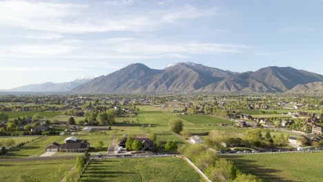 Luftbild-über-Mapleton,-Utah---Wasatch-Mountains-Im-Hintergrund