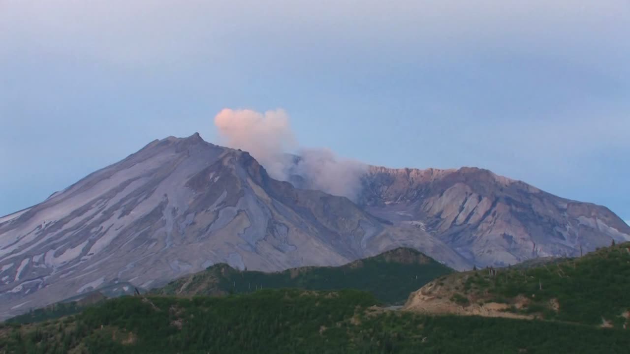 el humo emite desde una montaña rocosa