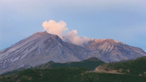 烟雾从一座岩石山上发出