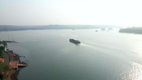 Barco-De-Arena-Cruce-De-Carga-Río-Mandvi-Goa-India-Panaji-Panajim-Dron-Volando-Cerca