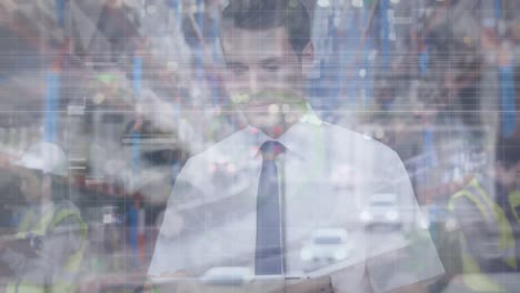 animación del procesamiento de datos, bokeh sobre el supervisor caucásico usando tableta digital en el almacén