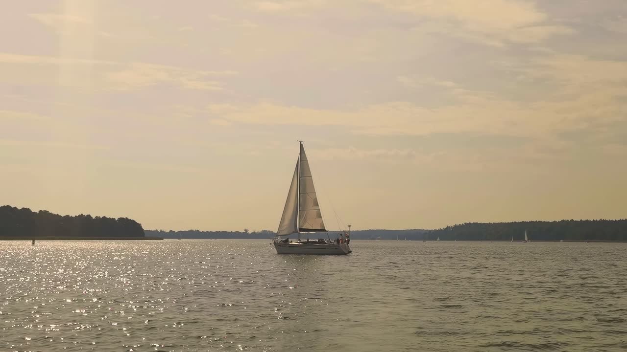 barcos de vela yates con velas blancas en mar abierto