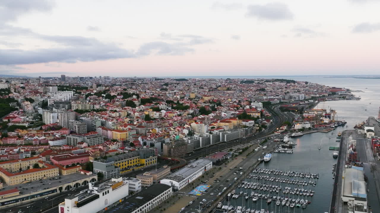Vista aerea sul porto di Lisbona, serata soleggiata ad Alcântara, Portogallo