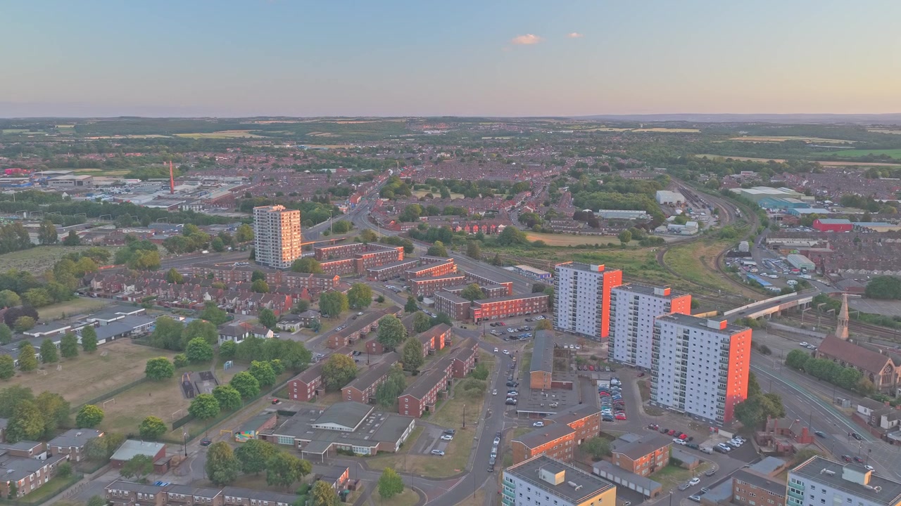 Bostadstornen vid Balby Bridge reser sig nära Balby Road i Doncaster, South Yorkshire, England, Storbritannien, omgivna av tät bebyggelse och transportkorridorer, drönarflygning framåt