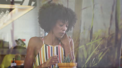 video de luces sobre una mujer biracial sentada en un restaurante