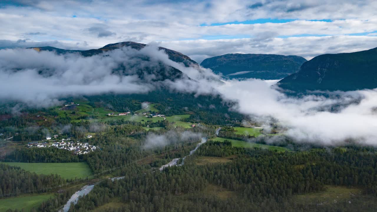 nubes arrastrándose lentamente sobre el valle del otro río