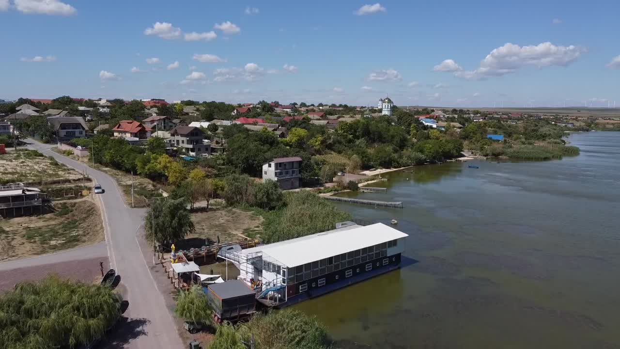 fotografía de un avión no tripulado de un tranquilo pueblo de pescadores en el delta del río danubio, ubicado en el condado de tulcea, en el norte de dobruja, en rumania