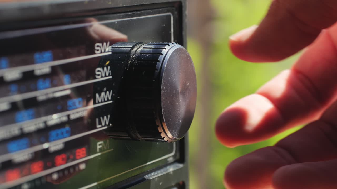 Old Retro AM FM Radio with tubes, Hand Changing stations , bulb vintage music player.