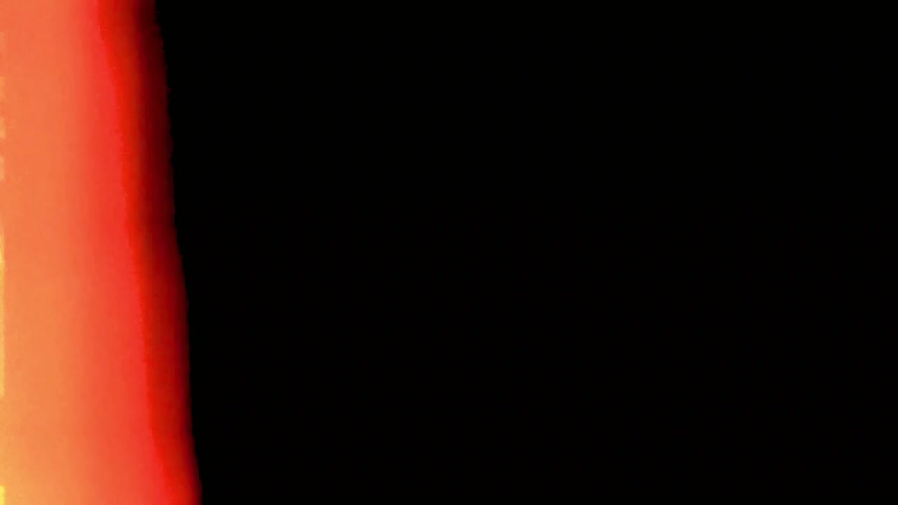 Líquido Vermelho Abstrato Fluindo em Fundo Preto
