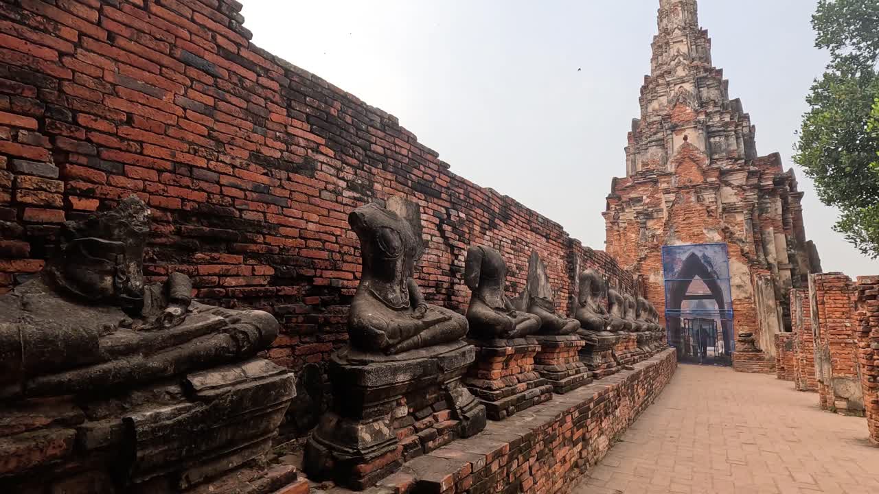 un paseo sereno entre las estatuas y ruinas históricas de buda.