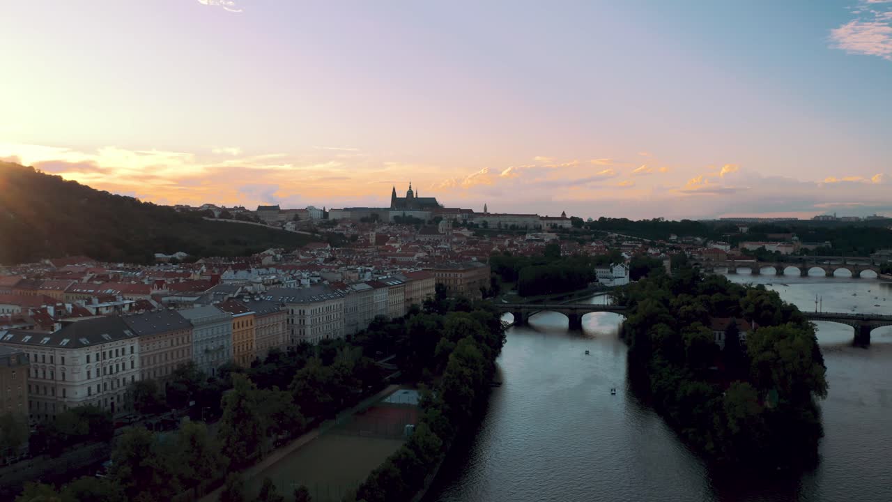 Drone in volo sul fiume Moldava all'alba sopra la città medievale di Praga, castello, ripresa aerea panoramica di Hradčany