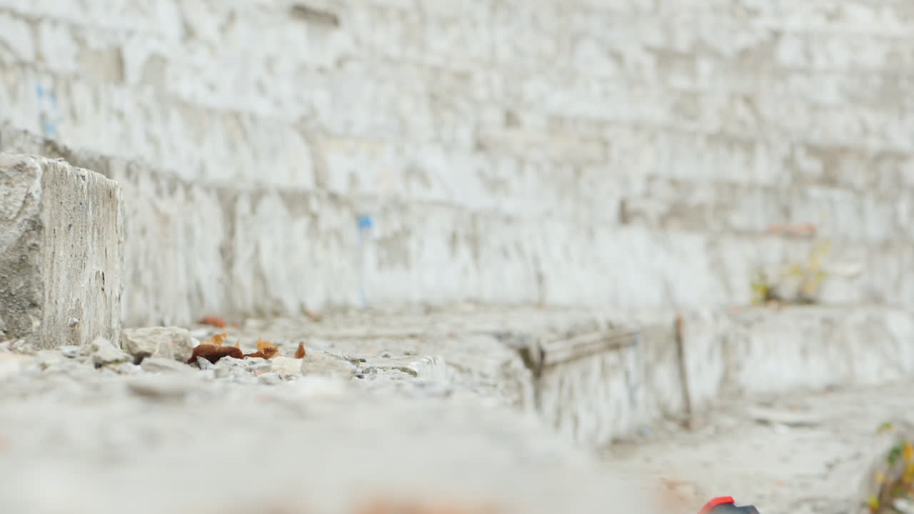 레이싱 드론이 콘크리트 벽 근처에서 위험하게 조종하다