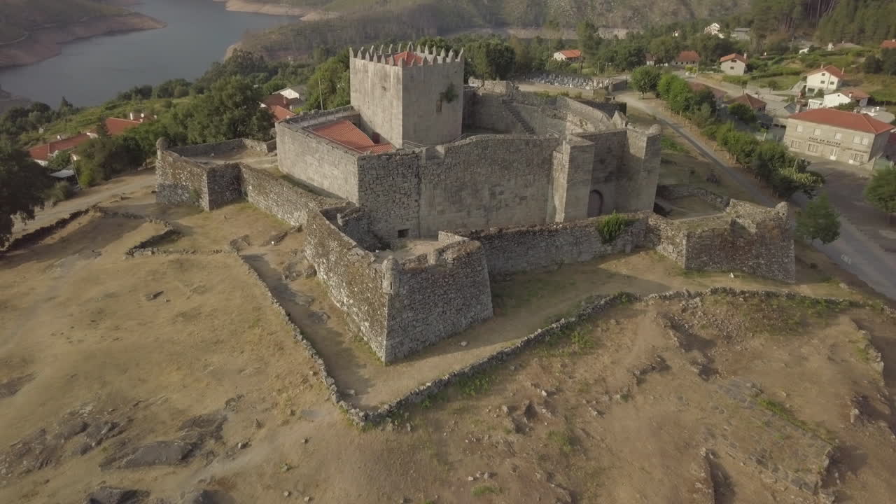 Castello di Lindoso ed espigueiros ripresi con drone, Portogallo