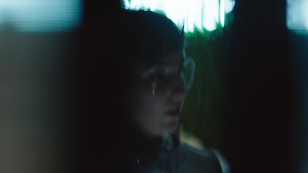 백인 사업가 여성이 늦게 일하고 태블릿 컴퓨터 기술을 사용하는 동료들이 프로젝트에 대한 아이디어를 모으고 마감일을 논의하는 관리자 여성 밤에 사무실에서 전략 회의를 공유합니다.