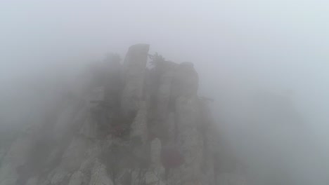 el pico de la montaña de la niebla