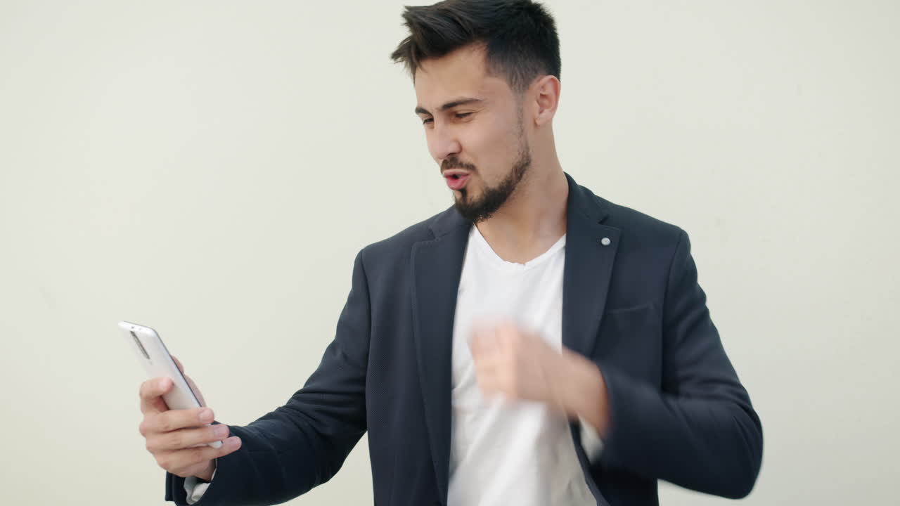 Giovane che guarda lo smartphone