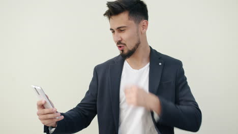 joven mirando su teléfono inteligente