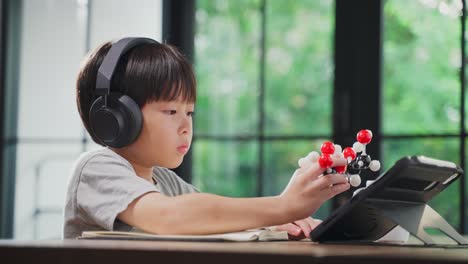 child learning chemistry online