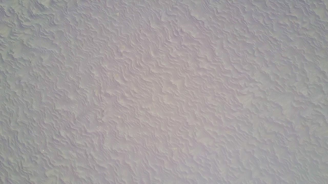 perspectiva aérea de zoom lento en las dunas de arena revela patrones de textura en perú