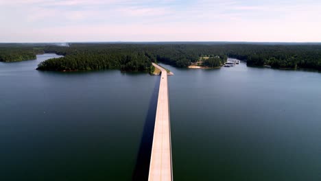 Puente-Sobre-El-Lago-Strom-Thurmond,-Embalse-De-Clark&#39;s-Hill