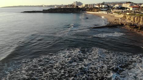 通過海上航行在埃斯托里爾海岸向城市