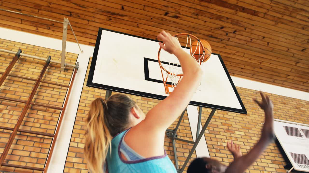 equipo de secundaria jugando al baloncesto