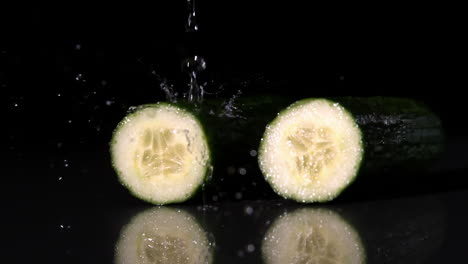 agua lloviendo en las mitades de calabacín