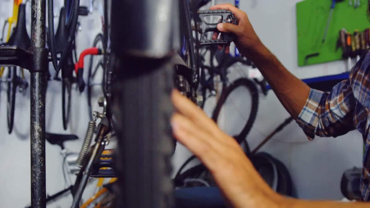 mecánico reparando bicicletas en el taller