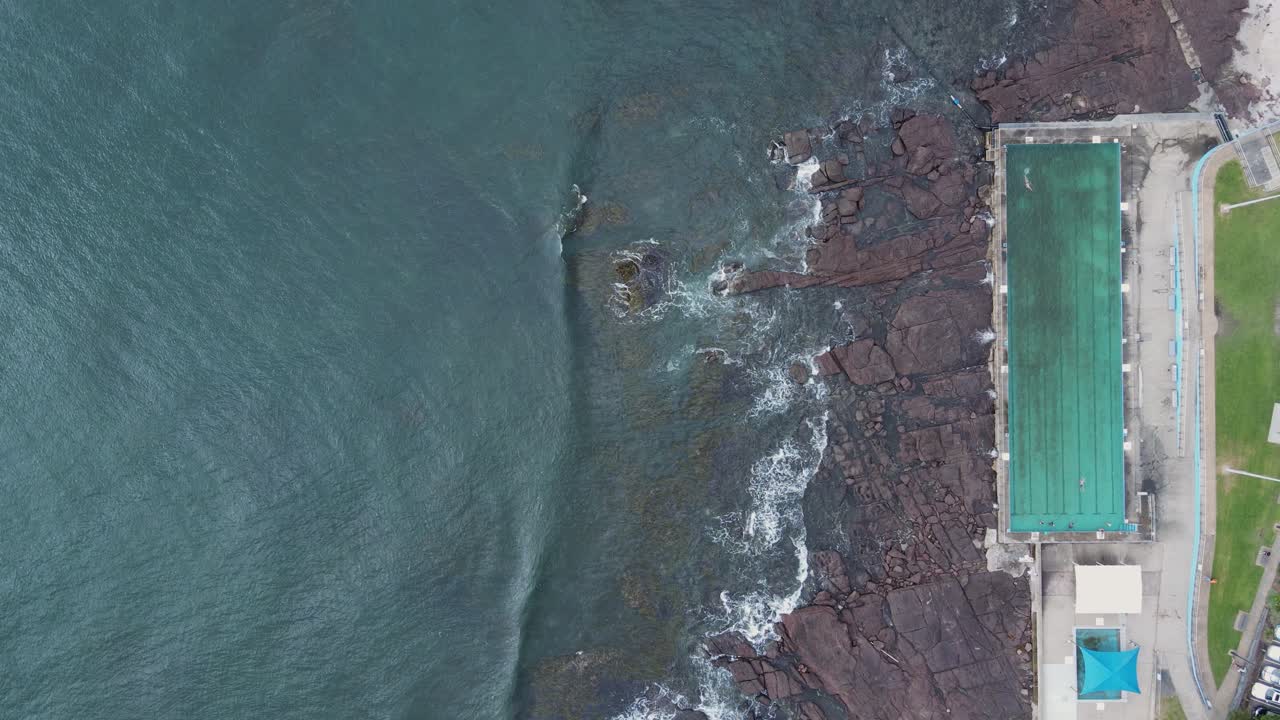 작은 해안 해변 마을에 위치한 독특한 수영장