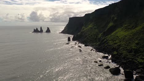 costa del océano en la playa negra de islandia