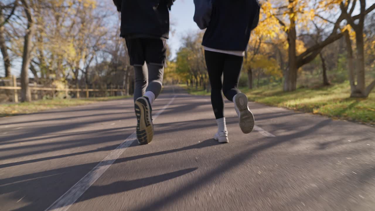 pareja corriendo en el parque de otoño