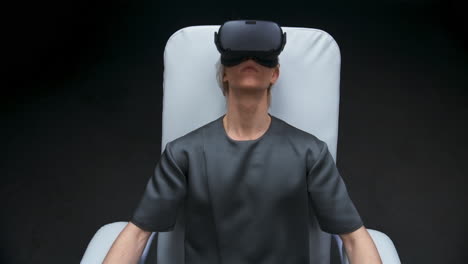 un tipo con todo el equipo disfrutando de la realidad virtual. un jugador inteligente intentando un nuevo videojuego.