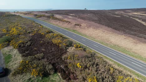 Páramos-Panorámicos-Y-Autopista-Pública-En-El-Parque-Nacional-North-York-Moors,-Inglaterra,-Reino-Unido