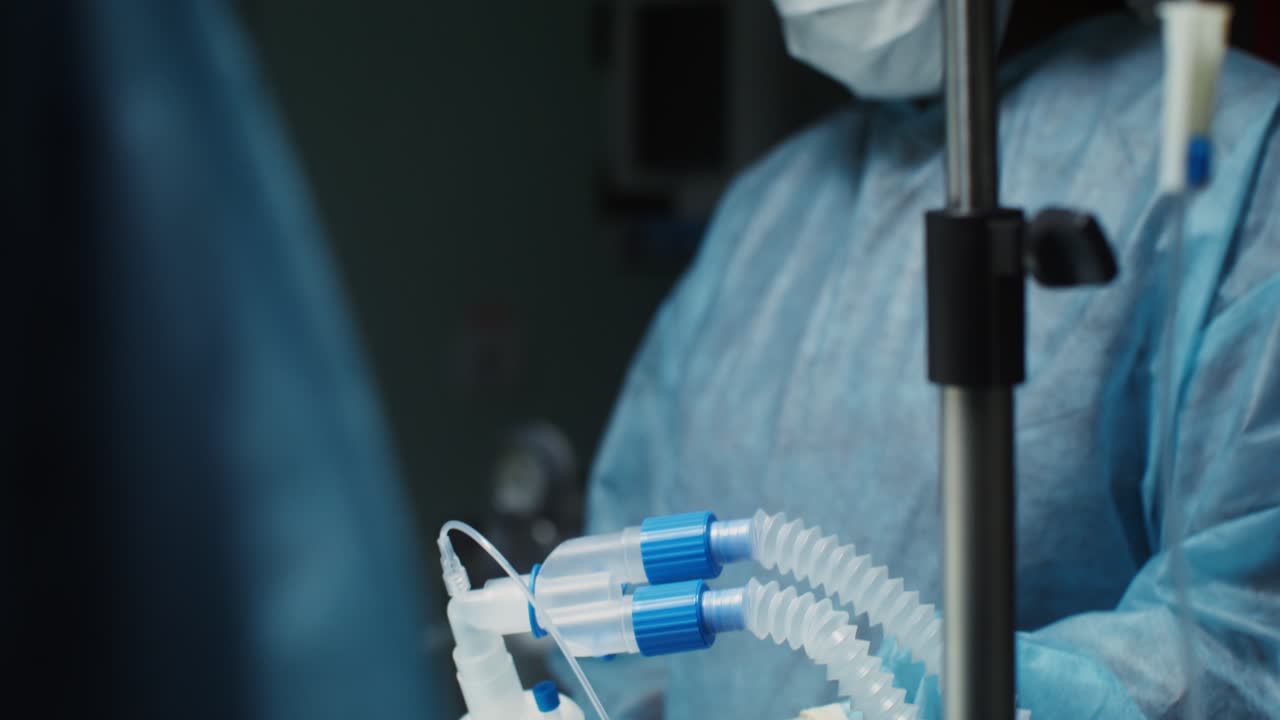 profesionales médicos en la sala de operaciones