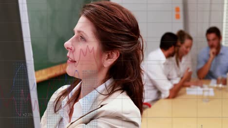 animación del procesamiento de datos sobre una mujer de negocios caucásica senior escribiendo en la pizarra en la oficina.