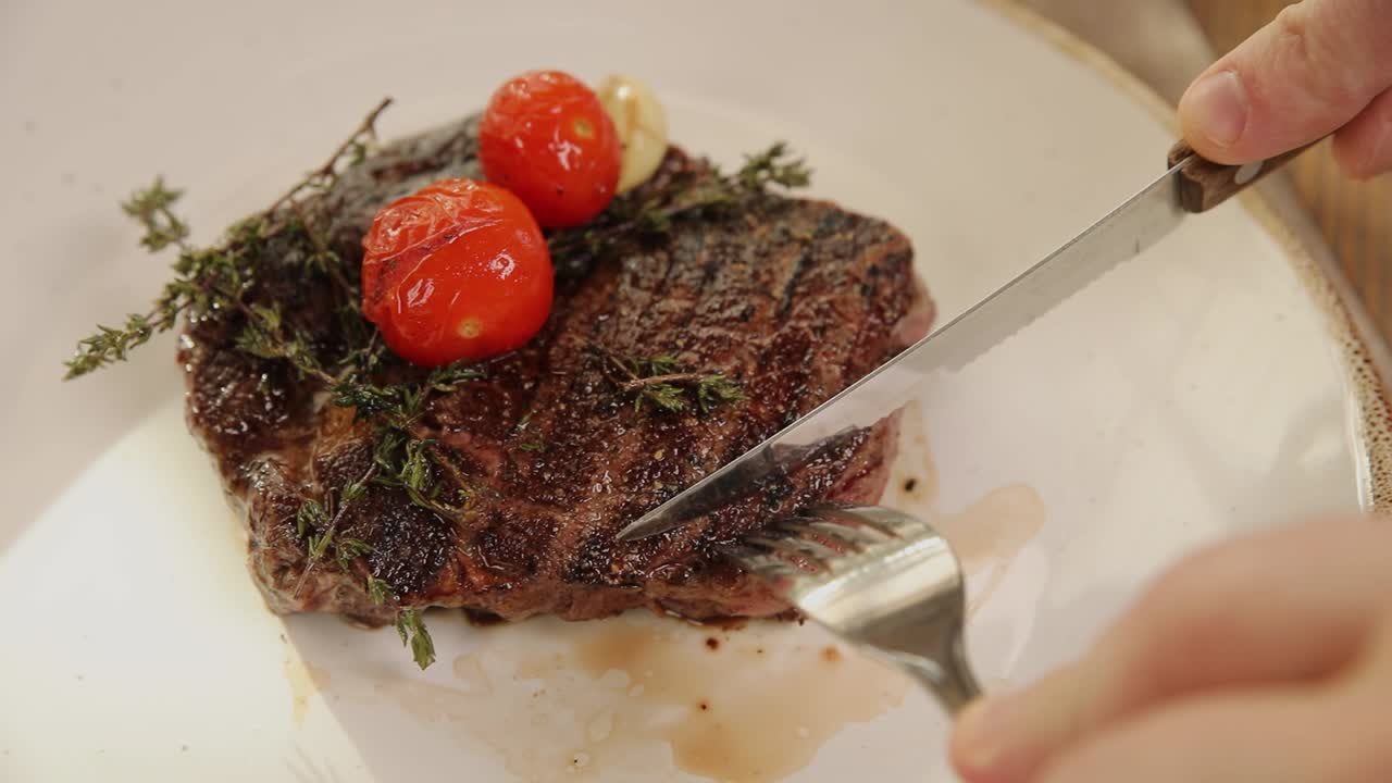 맛있는 그릴 스테이크를 잘라내고