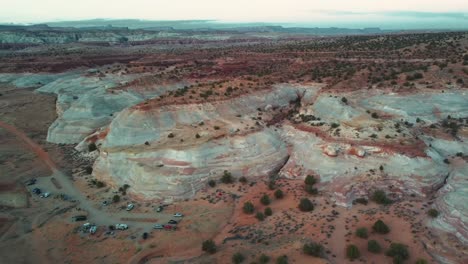 Vista-Aérea-Sobre-El-Comienzo-Del-Sendero-De-La-Casa-Blanca-Y-El-Campamento-En-Utah,-Ee.uu.---Tiro-Con-Drones