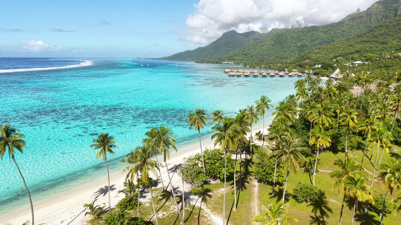 Île de Moorea, Polynésie française. Vue aérienne par drone de la plage, de l'eau turquoise du lagon et d'un complexe hôtelier de luxe avec des bungalows sur pilotis