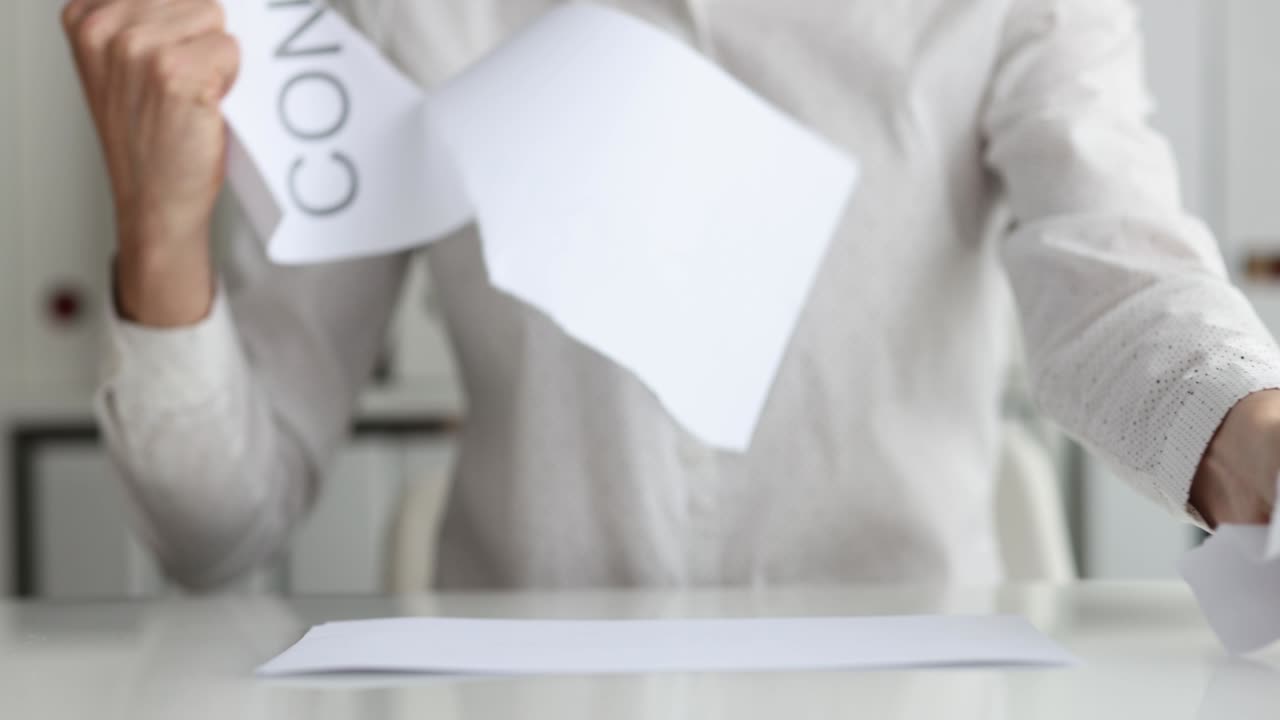 mujer de negocios sentada en la mesa y rasgando el contrato de papel primer plano película 4k en cámara lenta